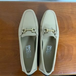 Salvatore Ferragamo flat leather ladies Beige shoes 8N